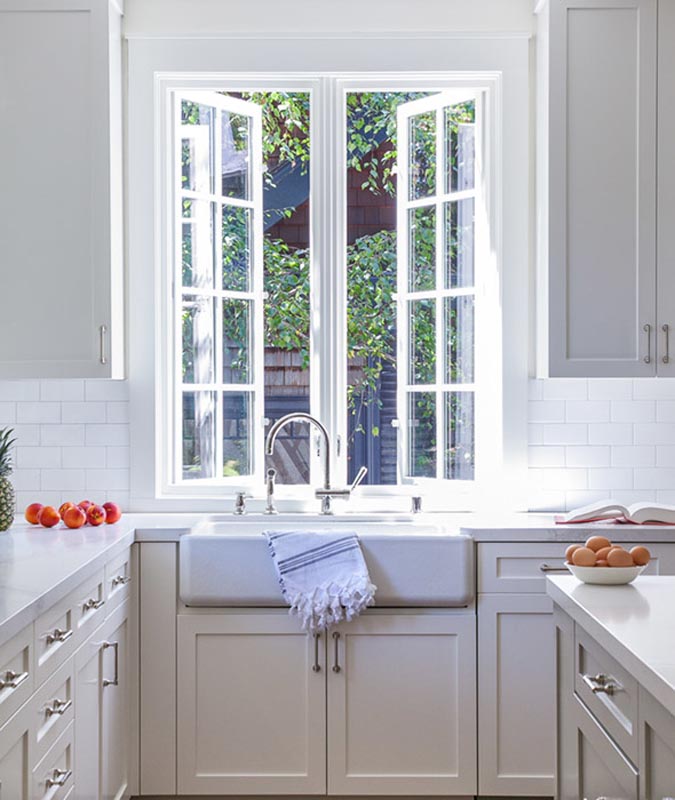 Окна на кухне купить. Пластиковое окно на кухню. Кухня с окном. Окно над мойкой. Мойка под окном.